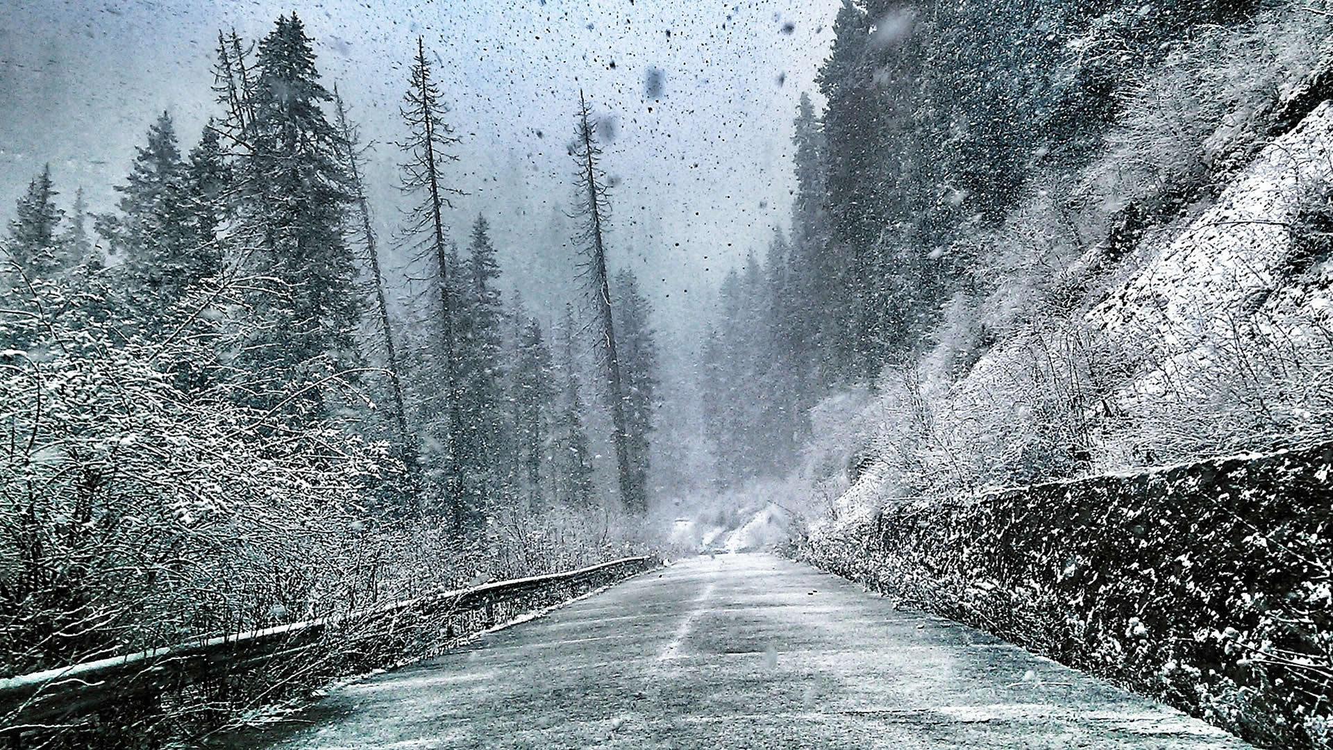 高山道路下雪示意圖